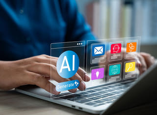 Principiante nel mercato delle criptovalute che studia i fondamenti della negoziazione automatica con AI