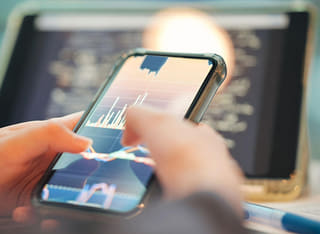 Un investitore controlla la trasparenza nel processo di prelievo e trasferimento dei fondi