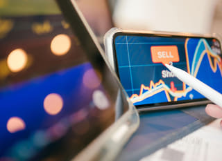 Operatore attivo su più mercati che esamina opzioni di forex, Bitcoin ed Ethereum